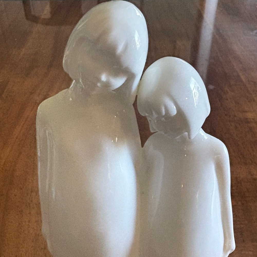 Royal Doulton Elegant White Ceramic Sisters A Collection Of Handmade Sculptures - Picture 2 of 8